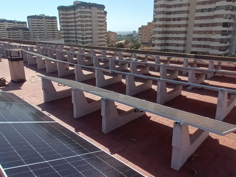 Instalaciones de líneas de vida y de los primeros paneles solares.